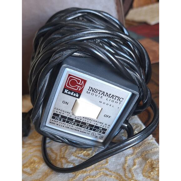 Kodak Instamatic M4 movie camera & Kodak Instamatic movie light model 1 w/ case - Picture 5 of 11